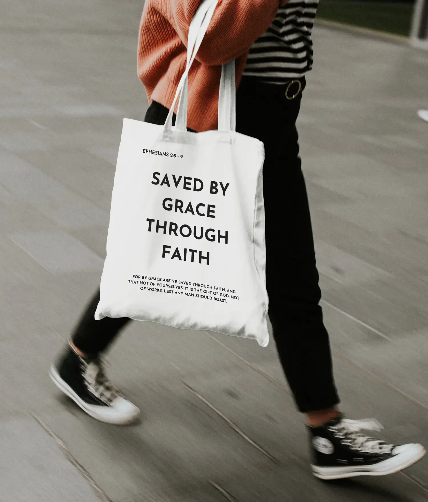 Saved by grace - Tote saved by grace tote vit Kristna kläder och presenter Saved by grace - Tote