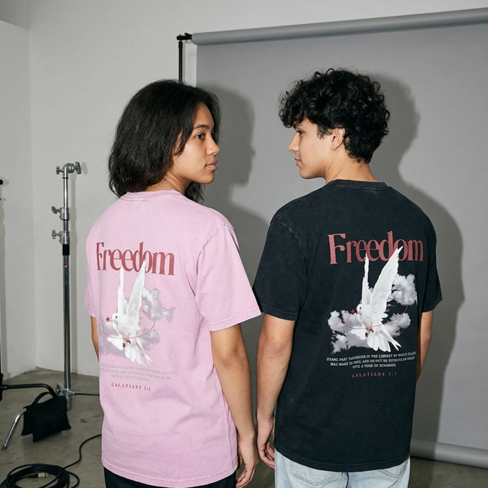 Två vänner i Freedom-t-shirts