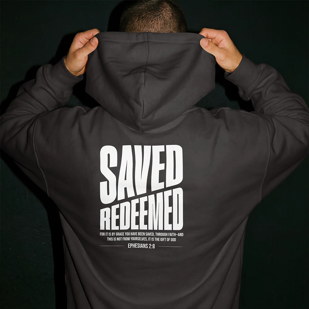 Person i Saved Redeemed-hoodie, sedd bakifrån
